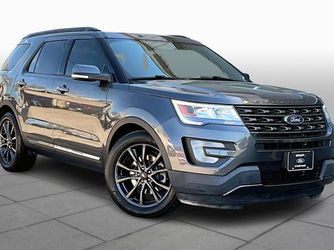 Used 2017 Ford Explorer XLT w/ Equipment Group 202A image 3