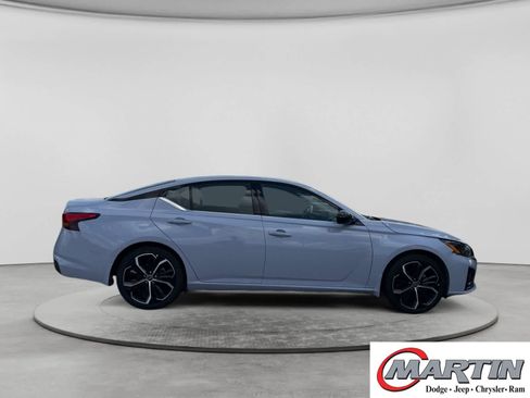Used 2025 Nissan Altima 2.5 SR w/ SR Premium Package FWD image 4