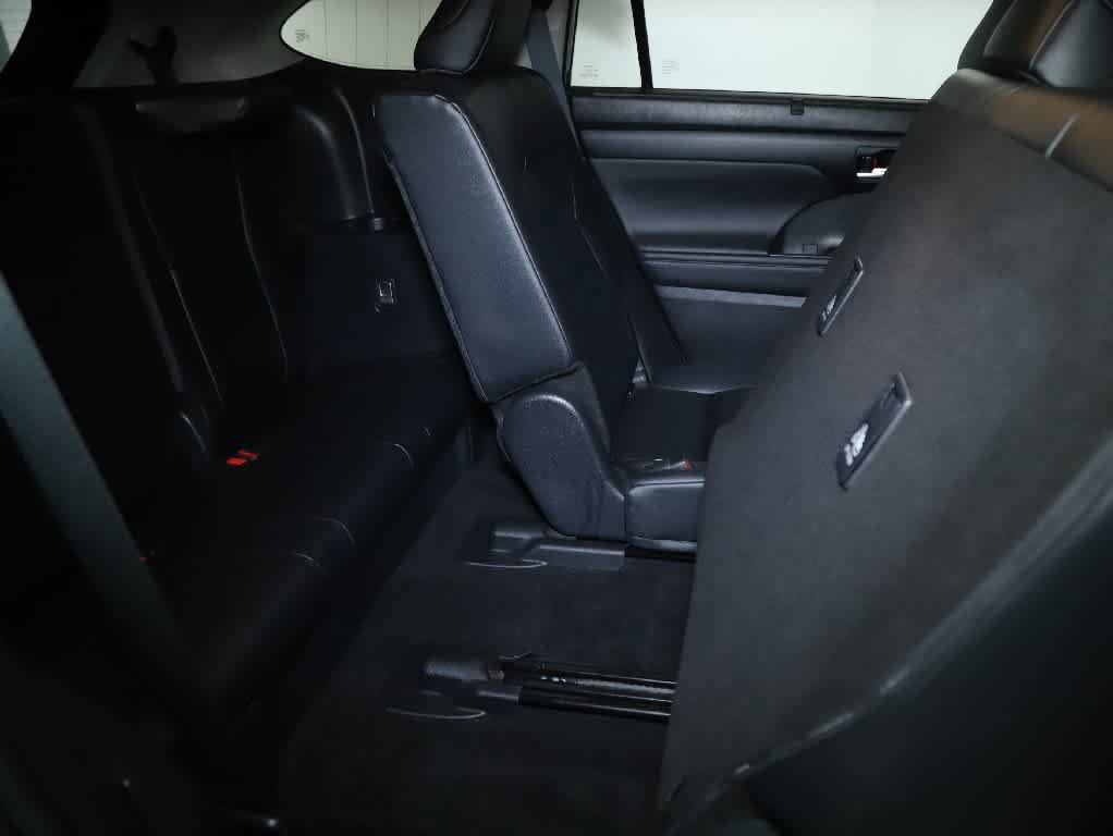 Used 2024 Toyota Highlander XLE AWD/4WD image 40