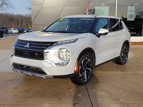 Used 2024 Mitsubishi Outlander SE image 1