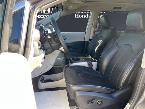 Used 2019 Chrysler Pacifica Limited image 9