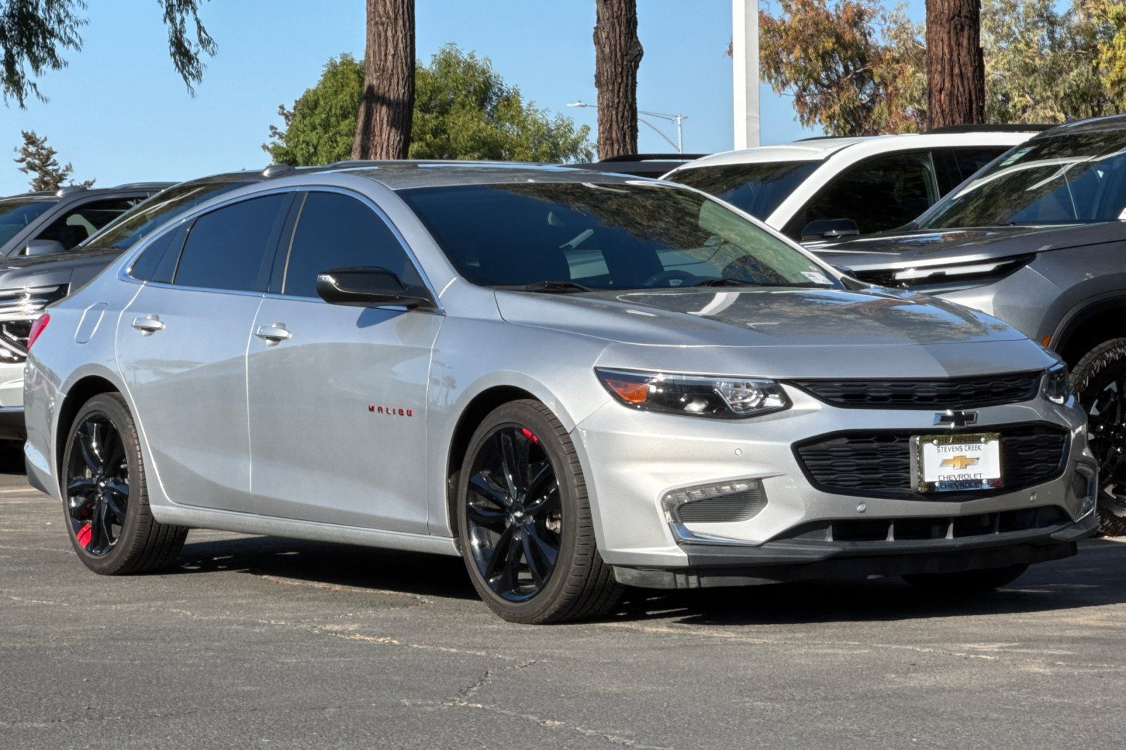 Used 2018 Chevrolet Malibu LT w/ Leather Package FWD image 2