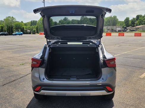 Used 2024 Chevrolet Trax LT w/ Driver Confidence Package FWD image 11