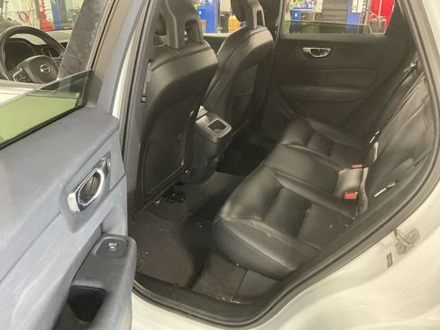 Used 2019 Volvo XC60 T5 Momentum w/ Multimedia Package AWD/4WD image 8