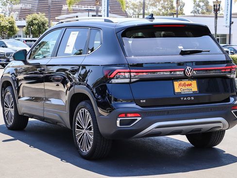 Used 2025 Volkswagen Taos SE FWD image 8