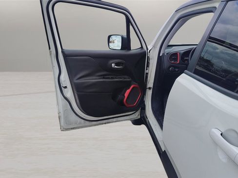 Used 2016 Jeep Renegade Trailhawk w/ Premium Trailhawk Package image 15