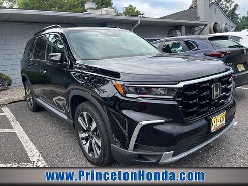 Used 2025 Honda Pilot Elite image 1