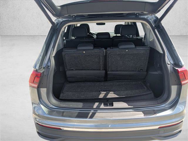 Used 2024 Volkswagen Tiguan SE w/ Panoramic Sunroof Package FWD image 7