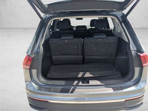 Used 2024 Volkswagen Tiguan SE w/ Panoramic Sunroof Package FWD image 7