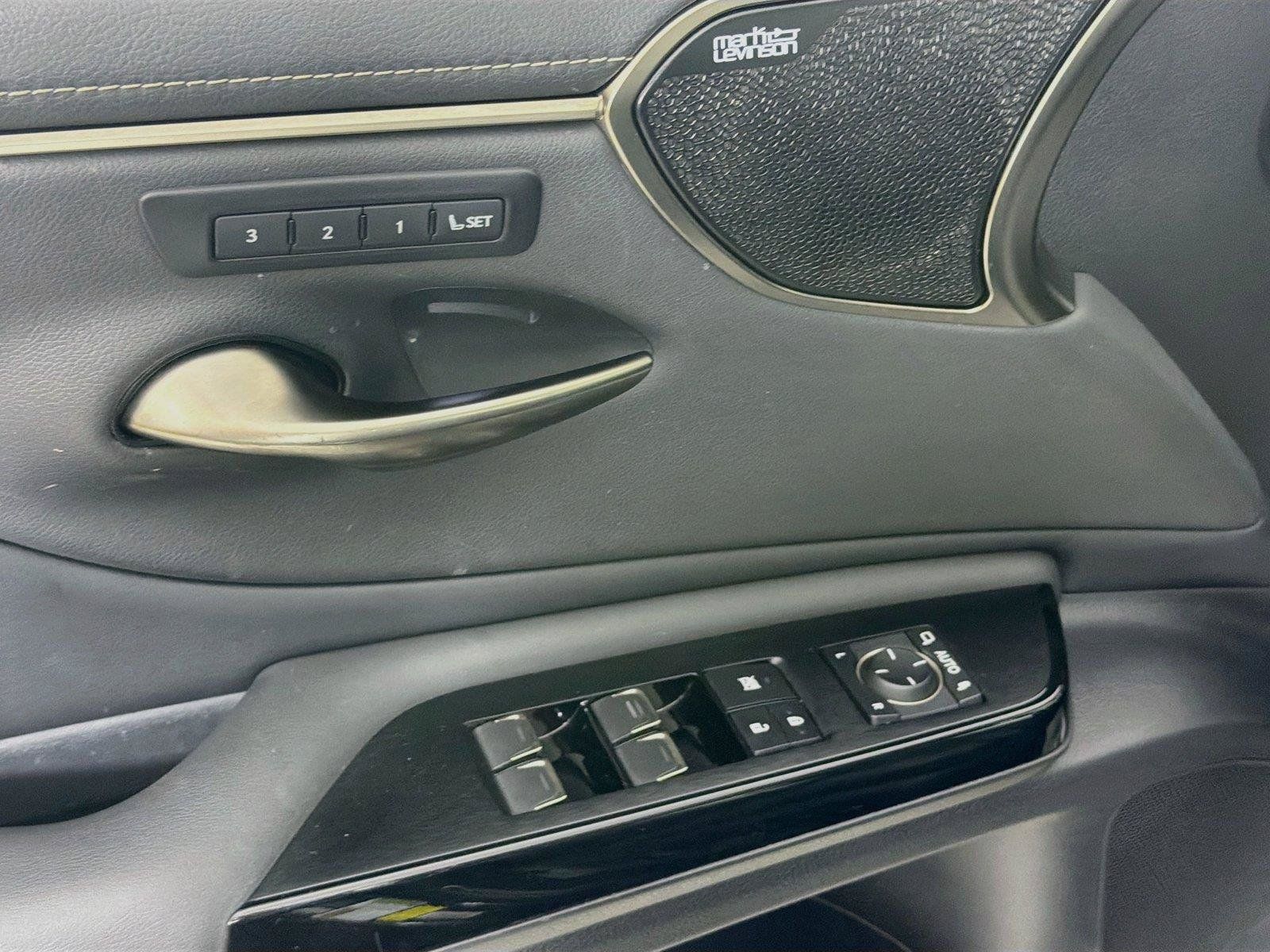 Used 2023 Lexus ES 300h Ultra Luxury w/ Accessory Package (Z2) FWD image 18