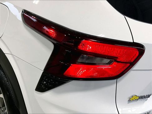 Used 2025 Chevrolet Trax LT w/ LT Convenience Package image 32