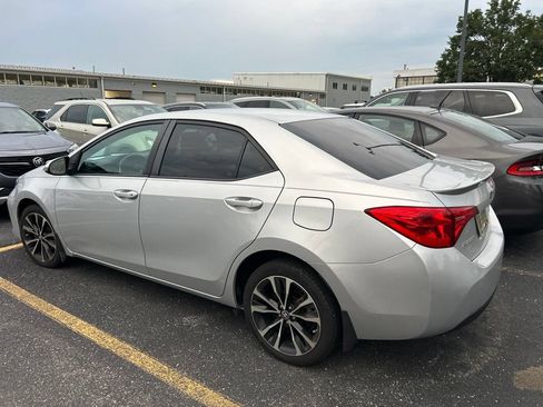 Used 2017 Toyota Corolla SE w/ Carpet Mat Package (TMS) FWD image 6