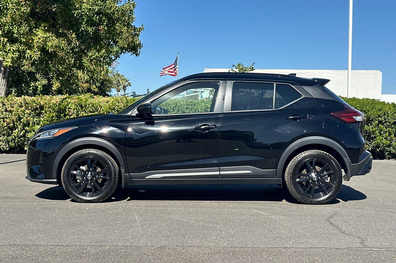 Used 2023 Nissan Kicks SR w/ SR Premium Package FWD image 6