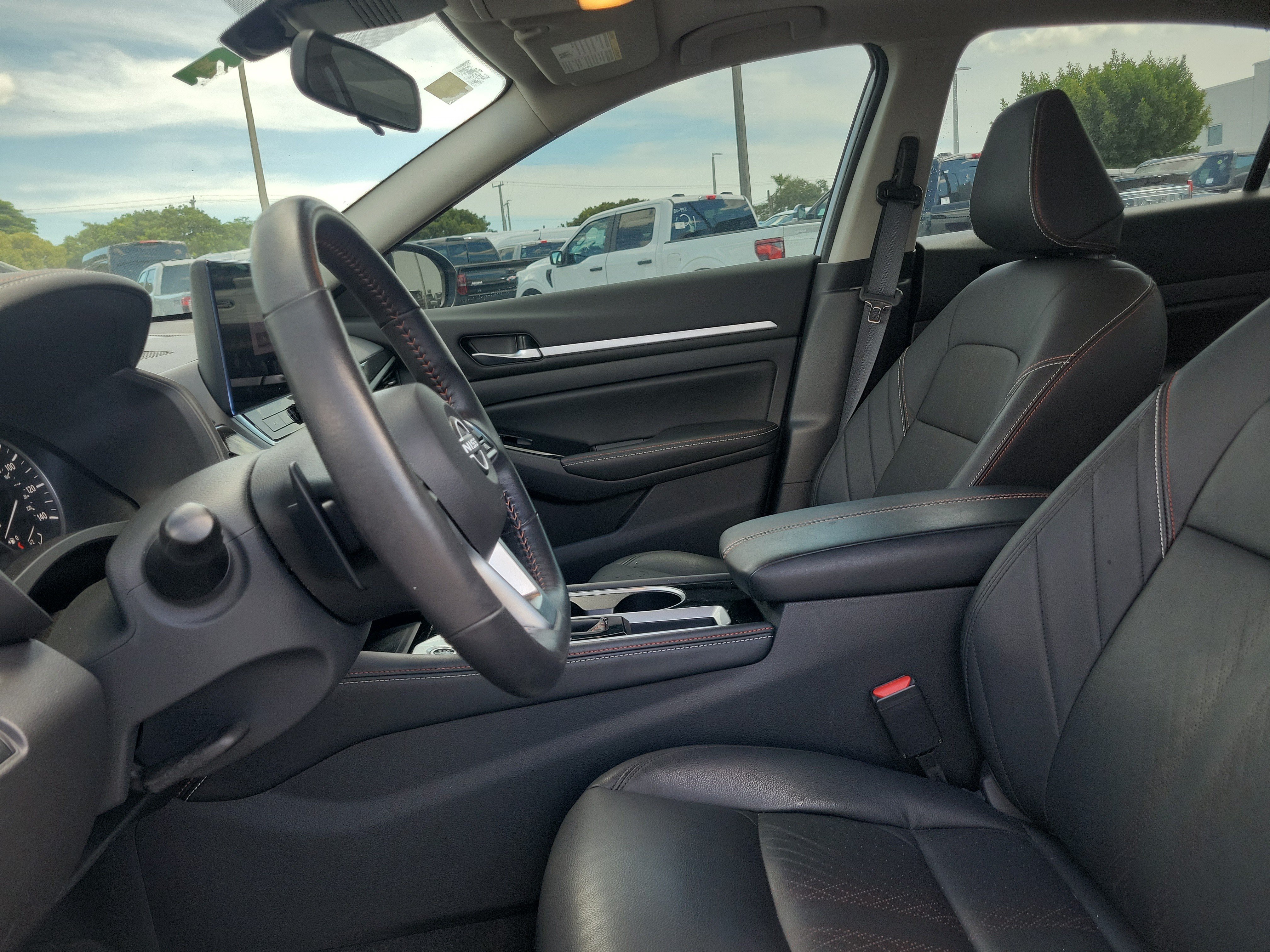Used 2024 Nissan Altima 2.5 SR w/ SR Premium Package FWD image 11