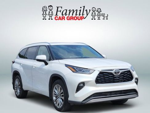 Certified 2024 Toyota Highlander Platinum AWD/4WD image 2