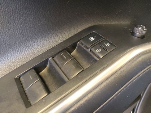 Used 2022 Toyota Highlander XLE FWD image 27