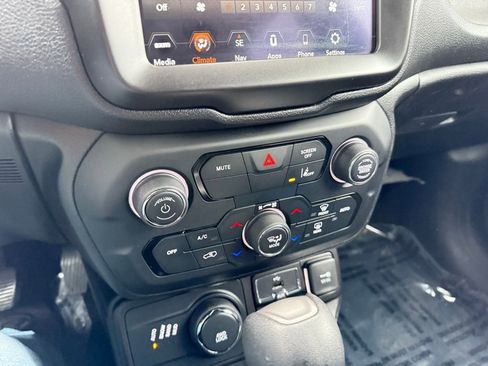 Used 2021 Jeep Renegade Latitude AWD/4WD image 31