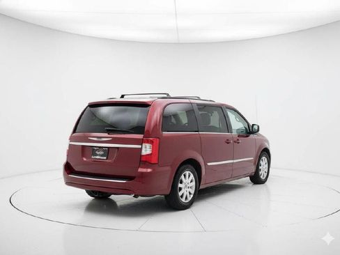 Used 2014 Chrysler Town & Country Touring image 5