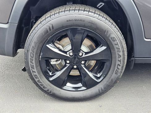 Used 2019 Jeep Cherokee Latitude Plus AWD/4WD image 29