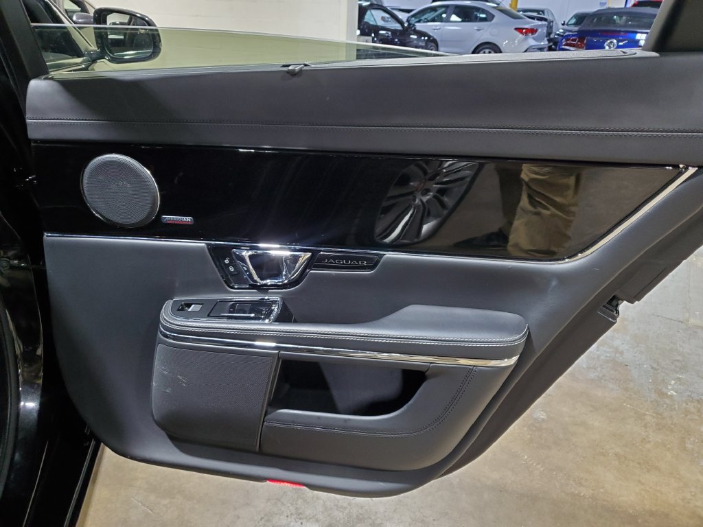 Used 2014 Jaguar XJ L Supercharged RWD image 25