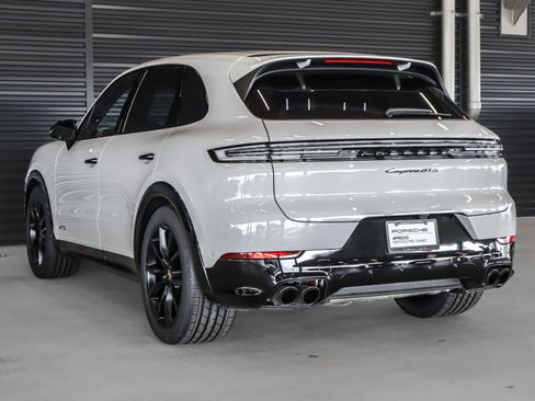 Certified 2025 Porsche Cayenne GTS AWD/4WD image 3