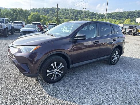 Used 2018 Toyota RAV4 LE FWD image 3
