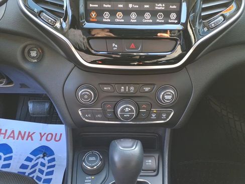 Used 2019 Jeep Cherokee Limited image 24