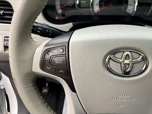 Used 2012 Toyota Sienna SE FWD image 11