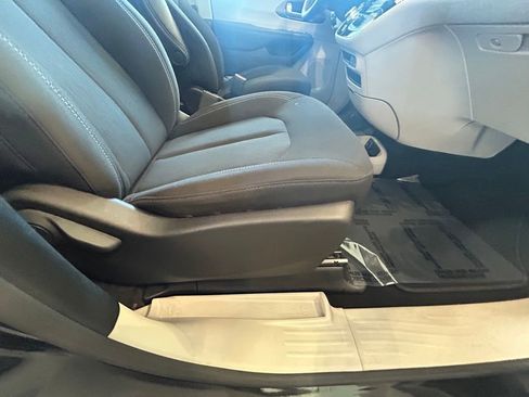 Used 2023 Chrysler Voyager LX image 24