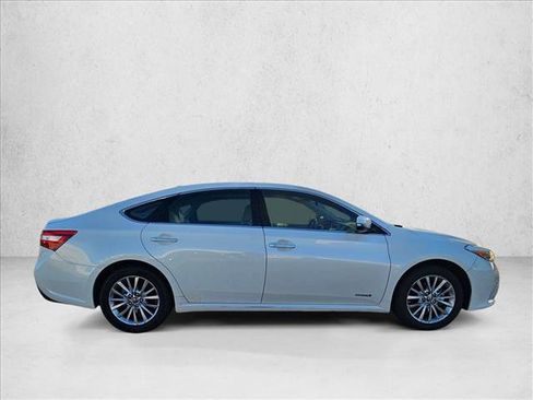 Used 2018 Toyota Avalon Limited FWD image 4