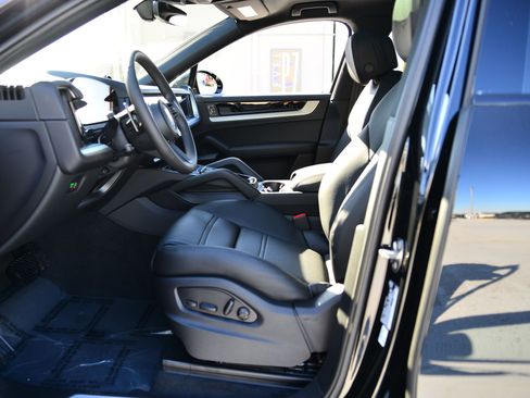 Certified 2026 Porsche Cayenne Coupe image 5