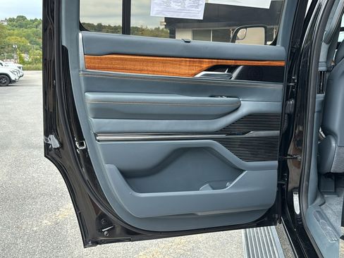 Used 2022 Jeep Grand Wagoneer Series III w/ Rear Seat Video Group 1 image 26