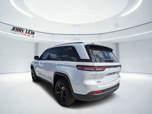 New 2025 Jeep Grand Cherokee Altitude image 5