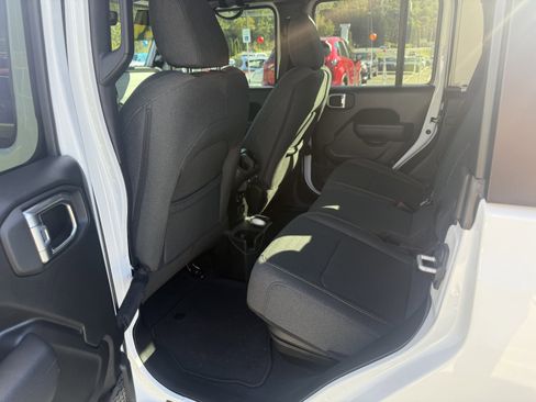 Used 2024 Jeep Gladiator Sport image 9