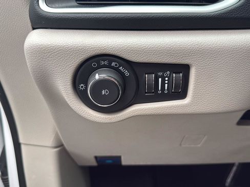 Used 2024 Chrysler Pacifica Touring-L FWD image 12