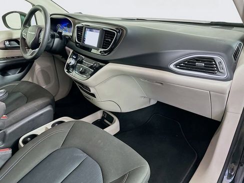 Used 2022 Chrysler Voyager LX image 29