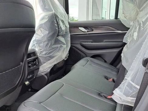 Used 2023 Jeep Grand Cherokee Limited RWD image 4