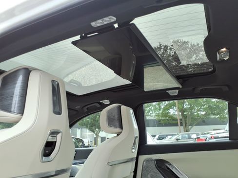 Used 2025 BMW 760i xDrive w/ Executive Package AWD/4WD image 11