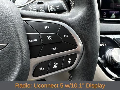 Used 2023 Chrysler Pacifica Touring-L FWD image 6