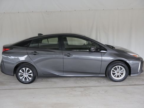 Used 2020 Toyota Prius XLE image 4