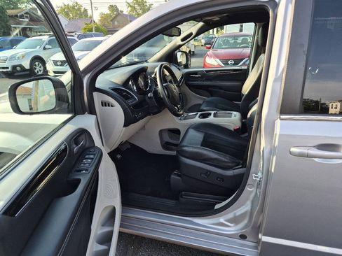 Used 2018 Dodge Grand Caravan SXT FWD image 16