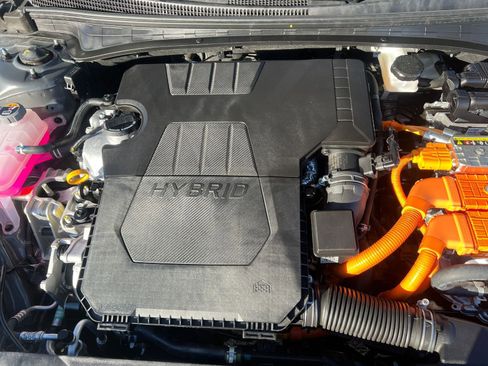 Used 2025 Hyundai Elantra Limited image 32