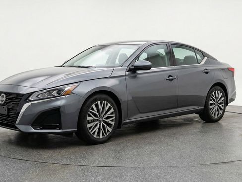 Used 2025 Nissan Altima 2.5 SV image 3