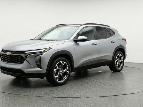 Used 2025 Chevrolet Trax LT FWD image 2