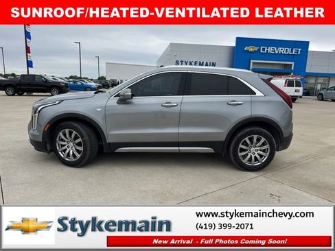Used 2023 Cadillac XT4 Premium Luxury w/ Enhanced Visibility Package FWD image 3