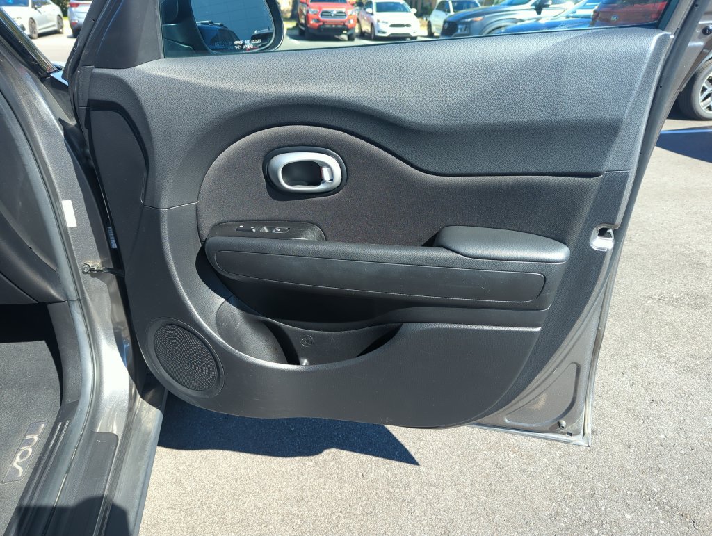Used 2017 Kia Soul + FWD image 32