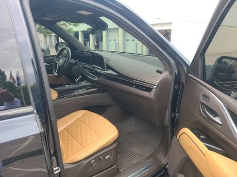 Used 2023 Cadillac Escalade Premium Luxury AWD/4WD image 9