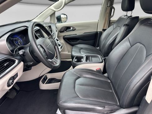 Used 2020 Chrysler Pacifica Touring-L FWD image 10