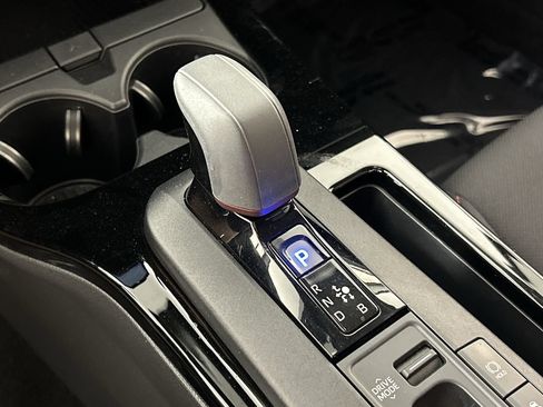 Used 2025 Toyota Prius Plug-In Hybrid FWD image 16
