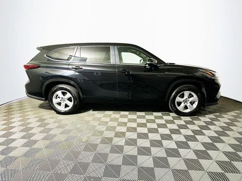 Certified 2025 Toyota Highlander LE FWD image 9